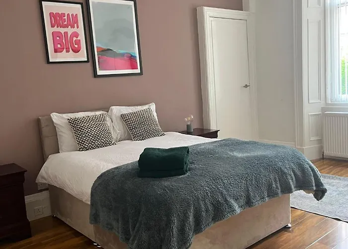 3br Near Ibrox Subway Sleeps 7 And Parking