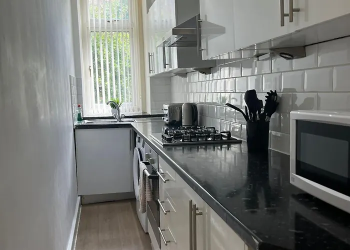 3br Near Ibrox Subway Sleeps 7 And Parking *