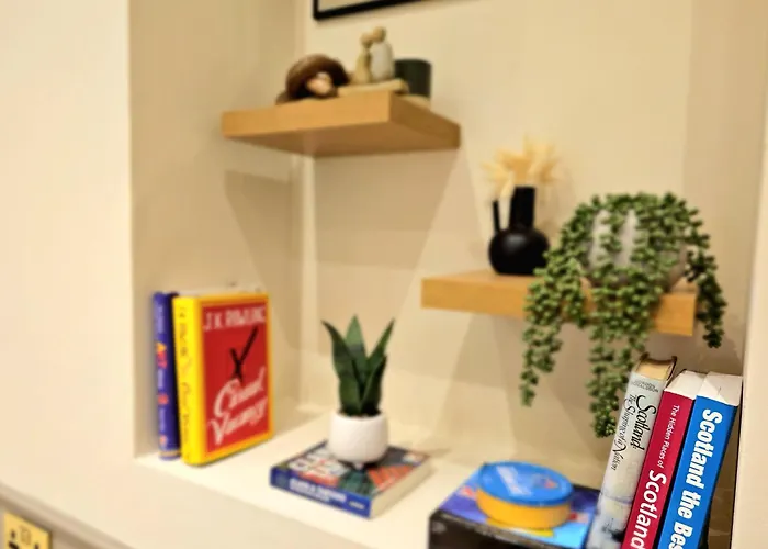 Newly Renovated Gem - Free Parking & Modern Comfort Feriehus