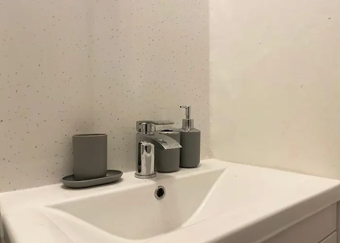 Διαμέρισμα Renovated West End Flat In *