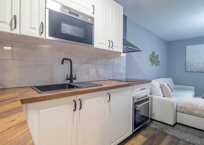 Happy Haven Home, West End - Pass The Keys