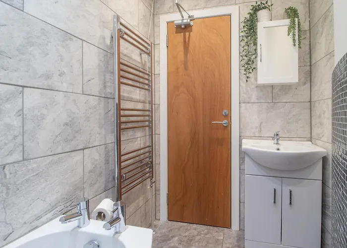 Gem Main Door Parking - Pass The Keys Apartament