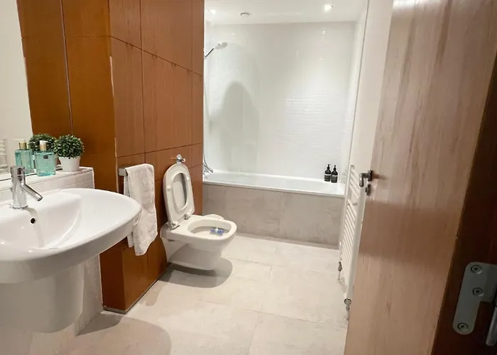 Quarto em Acomodações Particulares Private And Bathroom In Shared Flat With Parking *