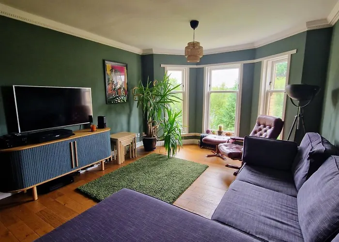 Modern Three-bedroom In Leafy West End With Private Parking 公寓