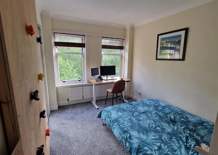 Modern Three-bedroom In Leafy West End With Private Parking 公寓 *