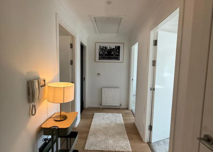 Luxurious 2 Bedroom, 8 Mins From Centre Nocleg ze śniadaniem *