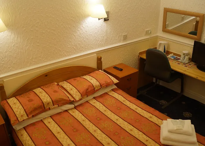 The Hampton Court Hotel 3*