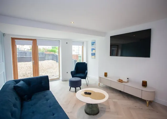 Newly Renovated 3 Bedroom Modern House Glasgow