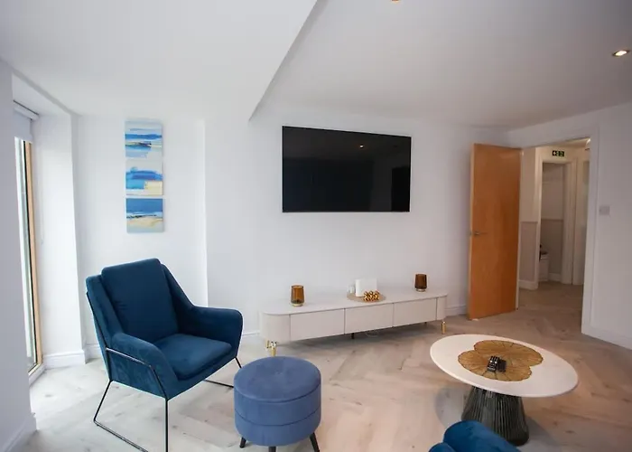 Newly Renovated 3 Bedroom Modern House * Glasgow