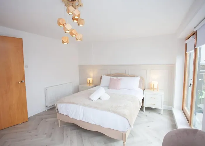 Newly Renovated 3 Bedroom Modern House Glasgow