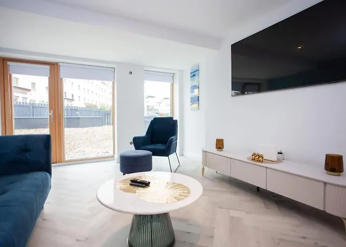 Newly Renovated 3 Bedroom Modern House * Glasgow