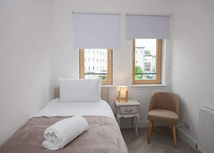 Newly Renovated 3 Bedroom Modern House *