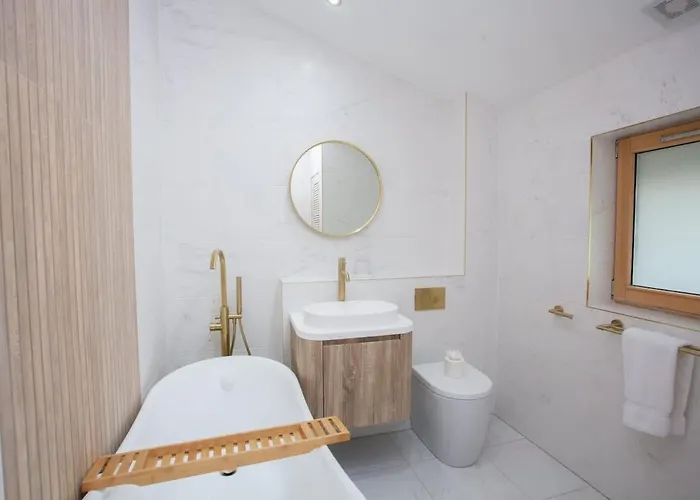 Newly Renovated 3 Bedroom Modern House *