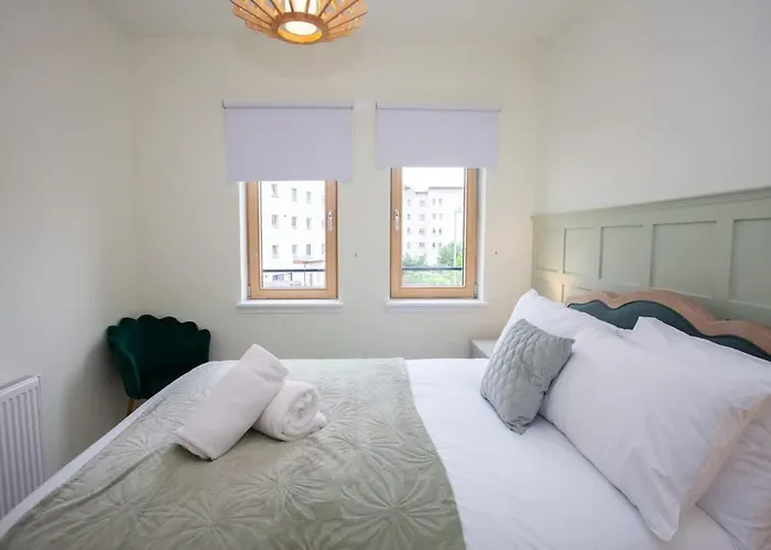 Newly Renovated 3 Bedroom Modern House *