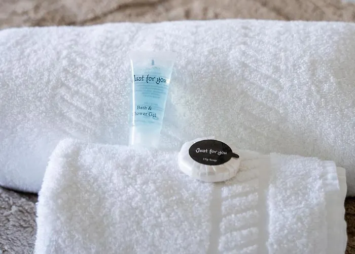 Juststay - 3 Bedroom Luxury With Free Parking *