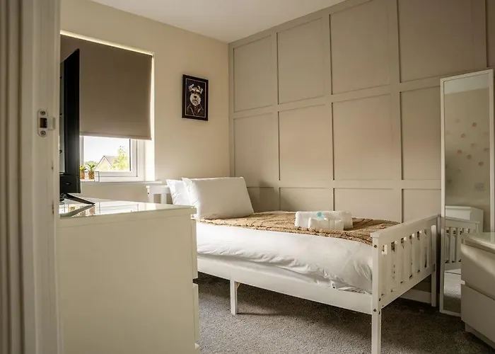 Juststay - 3 Bedroom Luxury With Free Parking *