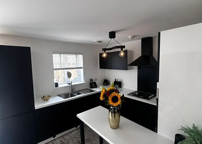 3br Detached Home, Driveway & Large Rear Garden 公寓