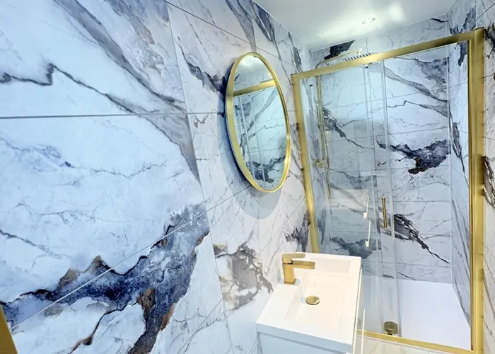 Stylish & Sleeps 7 - Free Parking - Walking Distance To & West End *