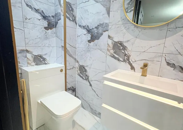 Stylish & Sleeps 7 - Free Parking - Walking Distance To & West End *