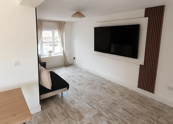 公寓 3br Detached Home, Driveway & Large Rear Garden