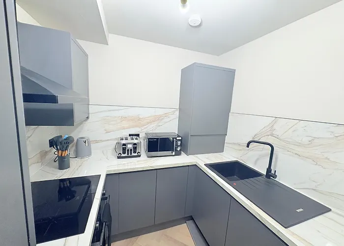 F2 2br Free Parking Walk Dis Apartment