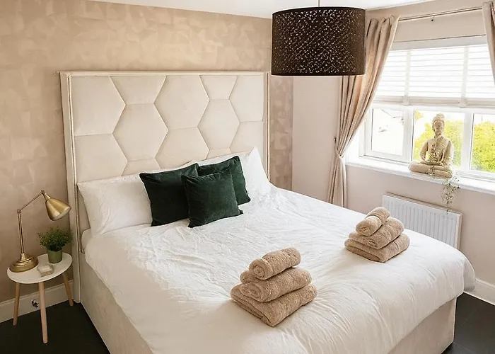 Appartement 3br Detached Home, Driveway & Large Rear Garden Glasgow