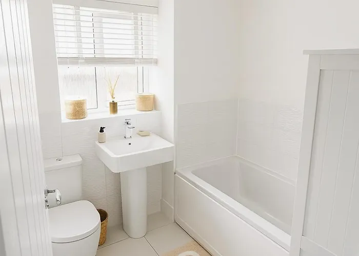 3br Detached Home, Driveway & Large Rear Garden * Glasgow