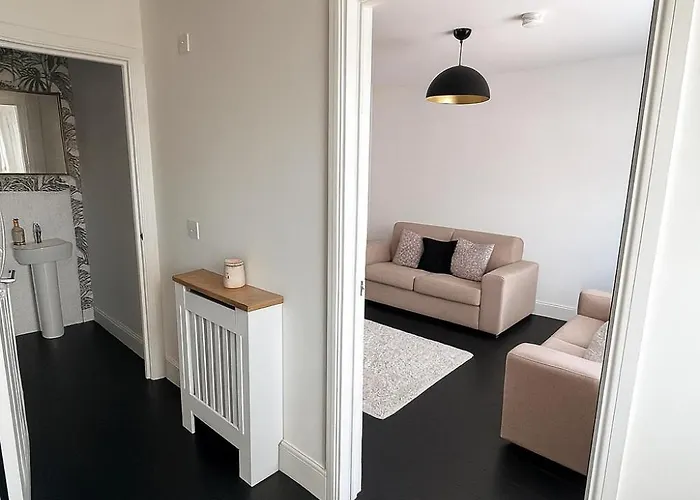 3br Detached Home, Driveway & Large Rear Garden Appartement Glasgow