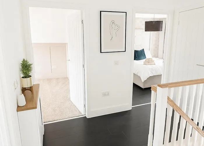 Appartement 3br Detached Home, Driveway & Large Rear Garden Glasgow