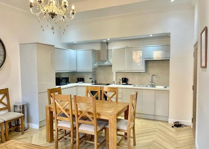 Three Bedroom In Centre *