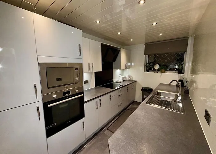 Likewise Modern Two Bedrooms For 4 In Area