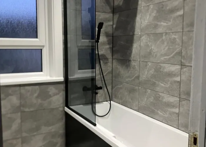 Вилла Modern And Stylish 3 Bedroom 2 Bathroom West End House With Free Wifi And Parking *