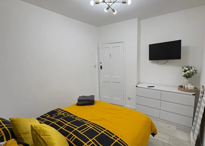 Cozy 3 Bed Home, Free Parking 8 Min To Centre *