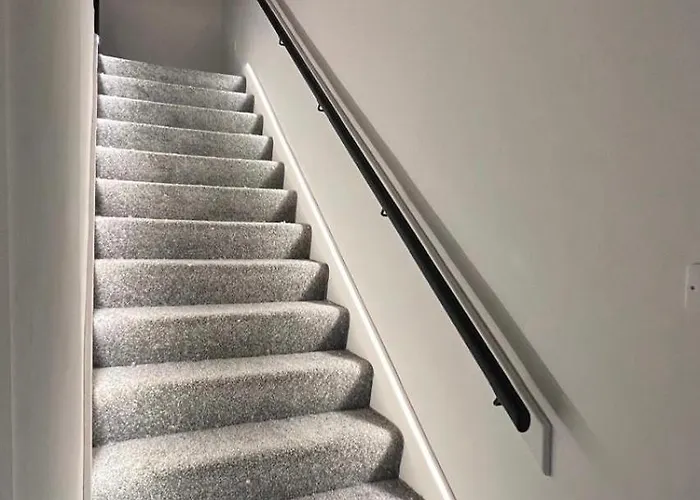 公寓 Contractor Welcome Newly Refurbished 2 Bedroom Sleeps 5 With Free Secure Parking And Wifi Fully Fitted Kitchen With Washer Dryer Weekly Bedding Change And Hoover Long Term Rate Available 3 Miles From Centre *