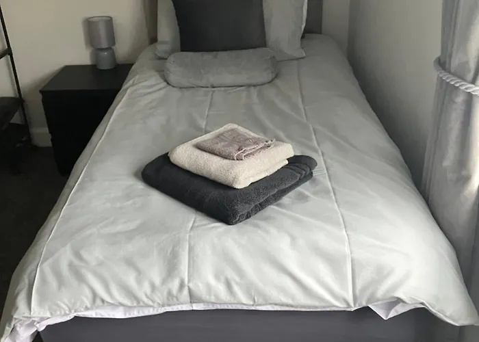 Contractor Welcome Newly Refurbished 2 Bedroom Sleeps 5 With Free Secure Parking And Wifi Fully Fitted Kitchen With Washer Dryer Weekly Bedding Change And Hoover Long Term Rate Available 3 Miles From Centre