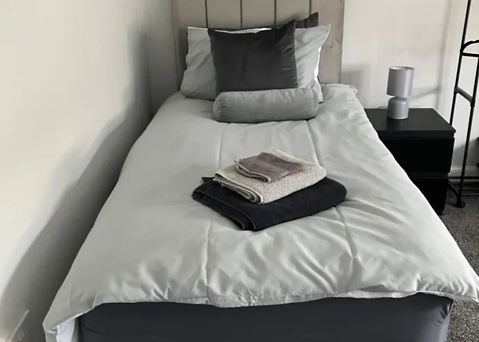Contractor Welcome Newly Refurbished 2 Bedroom Sleeps 5 With Free Secure Parking And Wifi Fully Fitted Kitchen With Washer Dryer Weekly Bedding Change And Hoover Long Term Rate Available 3 Miles From Centre Appartamento