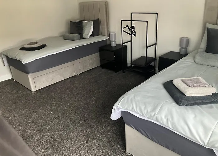 Contractor Welcome Newly Refurbished 2 Bedroom Sleeps 5 With Free Secure Parking And Wifi Fully Fitted Kitchen With Washer Dryer Weekly Bedding Change And Hoover Long Term Rate Available 3 Miles From Centre * 格拉斯哥