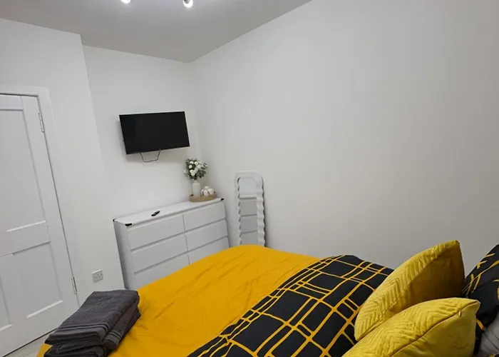 Cozy 3 Bed Home, Free Parking 8 Min To Centre