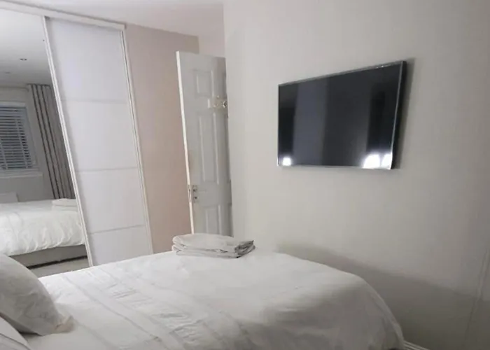 3 Bedroom Sleeps 6 Free Parking * Glasgow