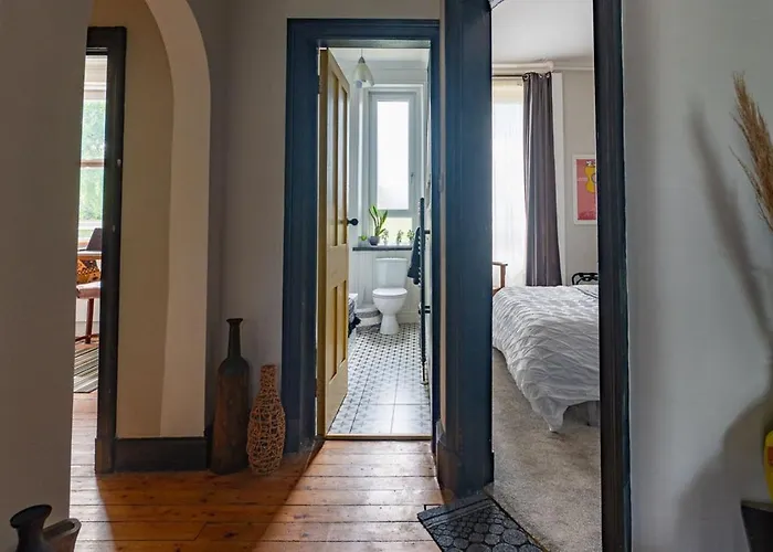 Traditional Close To Centre & Hampden