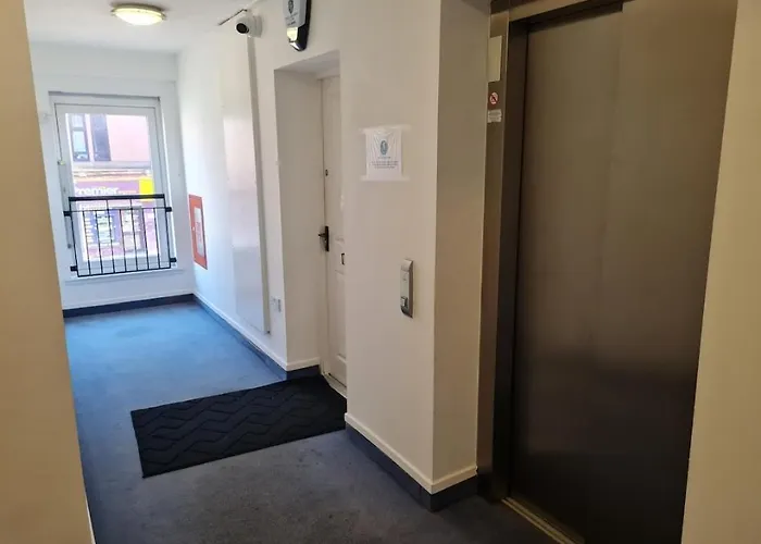 City, Celtic Park & Emirates Stadium Apartment, For Families Or Age Over 23