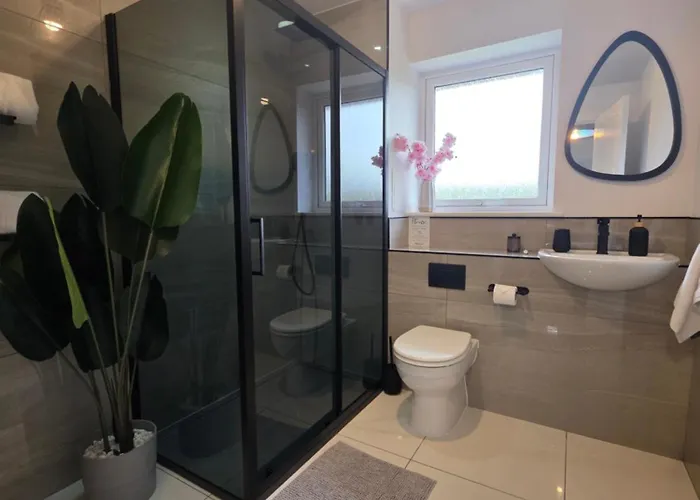 Apartman Entire Spacious 3-bed Family Home, Centre, Free Parking, Garden