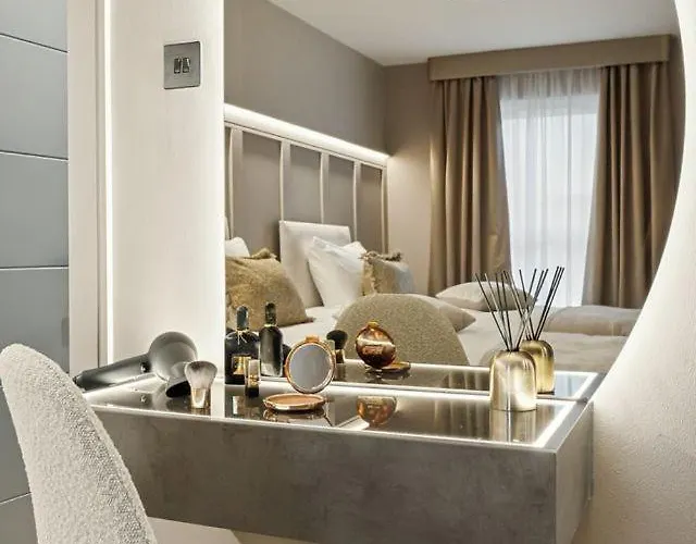 2br West End Near Botanic Gardens