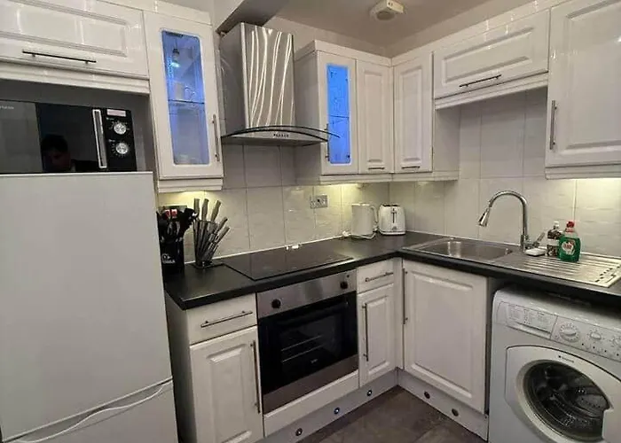 2br Flat With Parking Near And Parks Apartman Glasgow
