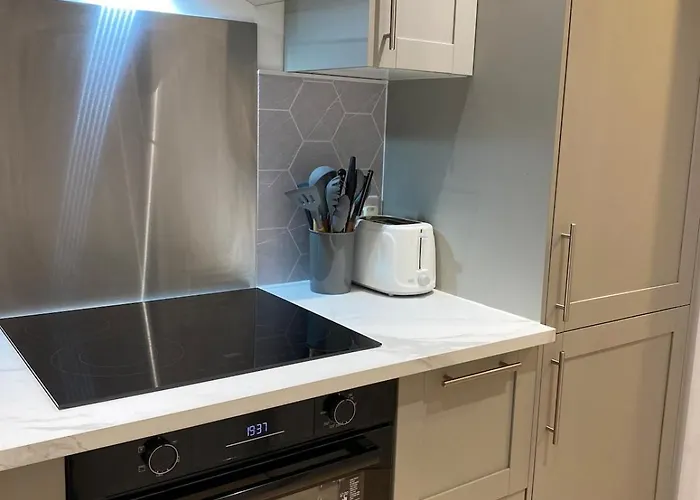 Modern In West End, Free Parking Apartament