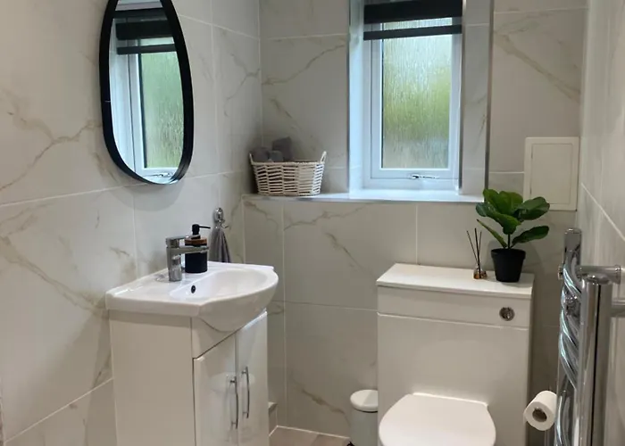 Modern In West End, Free Parking Apartament *