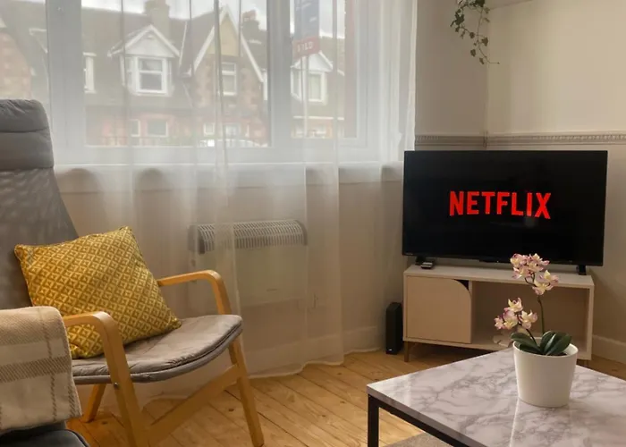 Modern In West End, Free Parking Apartman