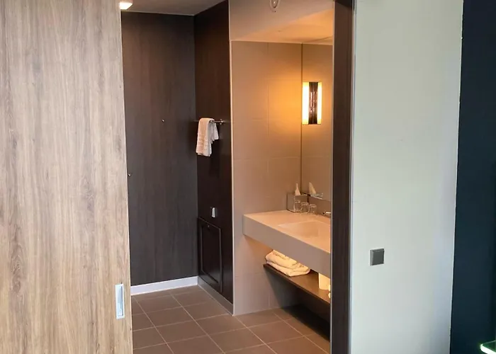 Hotel Moxy Merchant 3*