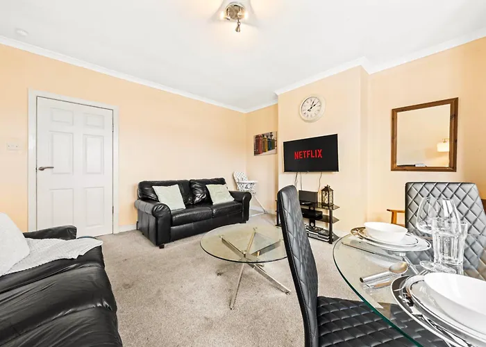 Bright & Modern Family Flat Near City Centre