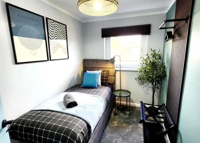 Urban 4br House - Central-free Parking-no Party بيت للعطل